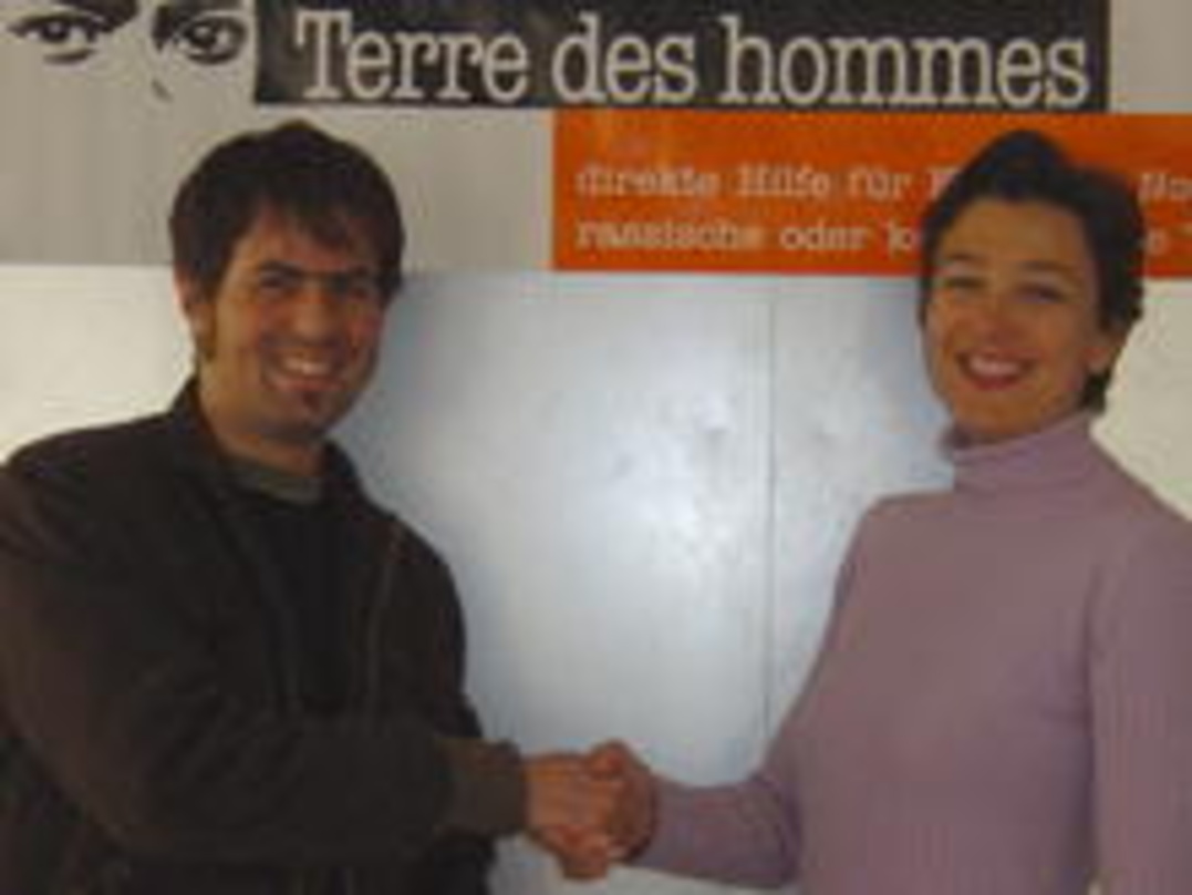 Scheckübergabe: Andreas Kessler (Universal Sales Markeitng, l.) und Renate Schoch (PR-Chefin Terre des Hommes)