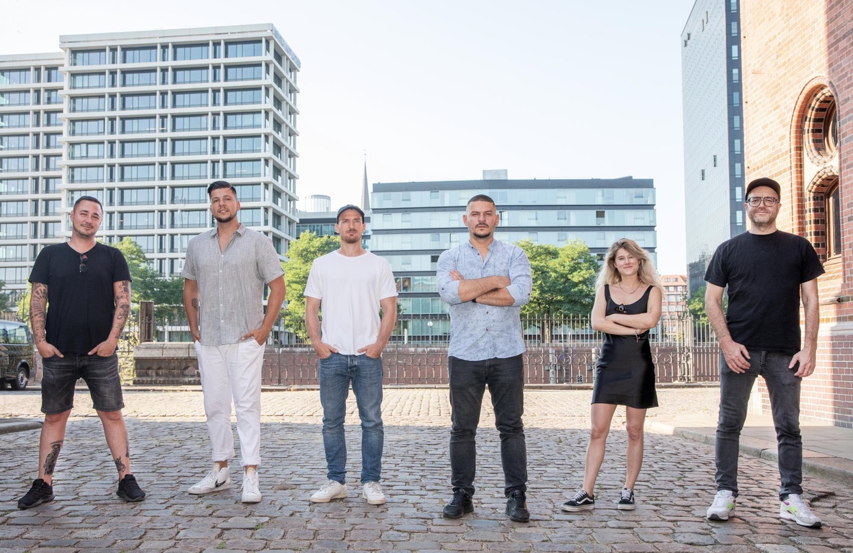 Bilden ein Team: Letoh (3. von rechts) und und Partner