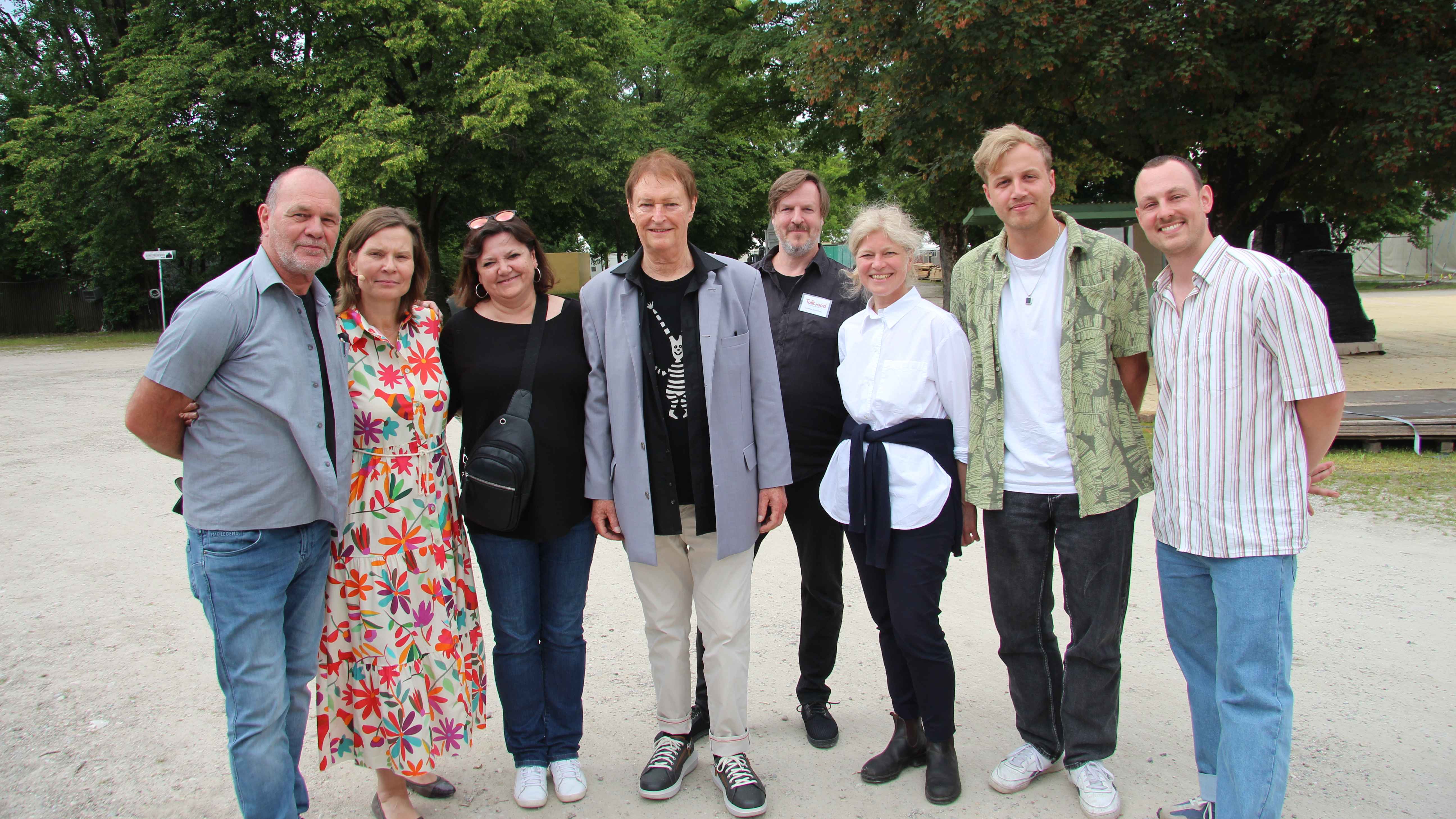 Freuen sich auf das Sommer-Tollwood 2024 (von links): Lothar Schlessmann (Hello concerts), Stefanie Kneer (Tollwood), Daniela Philippi (Phi/Sch Art), Hans-Jürgen Buchner (Haindling), Anja ...