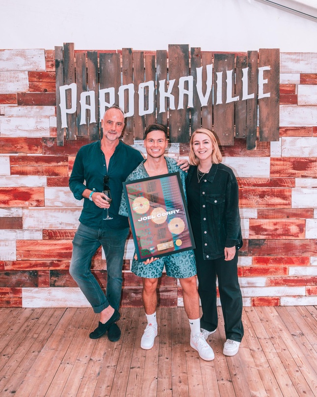 Feierten mit fünffach Gold (von links): Axel Lünebach (Head of International Marketing Warner Music) , Joel Corry (Artist) und Annika Stannies (Marketing Manager Warner Music)