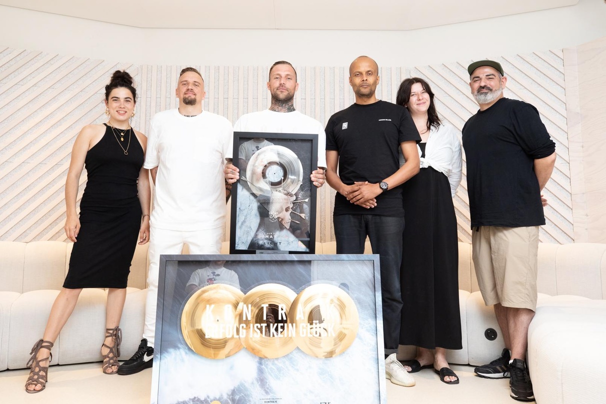 Bei der Edelmetall-Übergabe (von links): Joy Klehr, Andy Hoffmann, Kontra K, Patrick Mushatsi-Kareba, Lexa Bippus und Dariush Bozorgzadeh