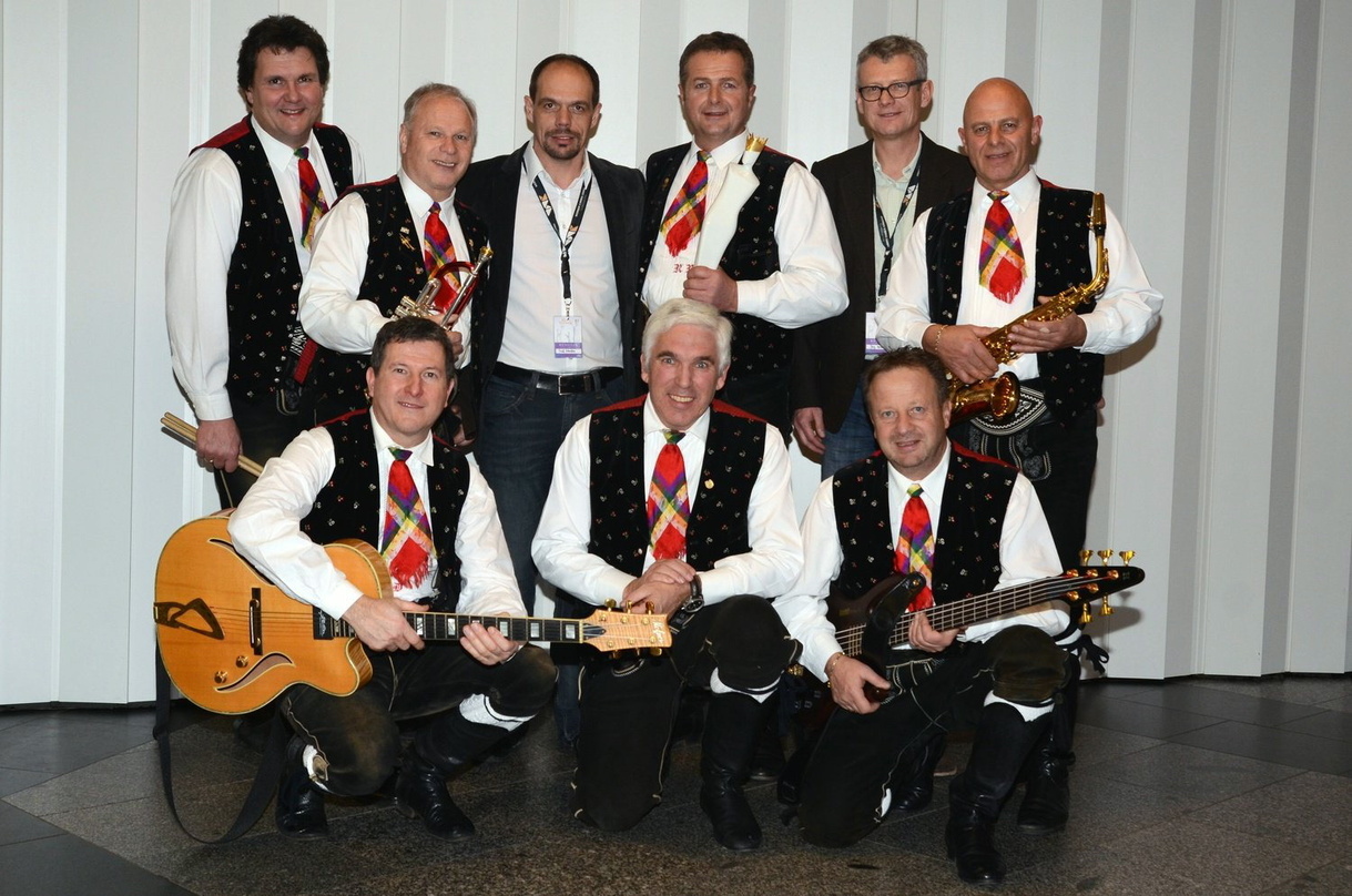 Holten bei der "Krone der Volksmusik" ihre elfte Auszeichnung: die Kastelruther Spatzen, unterstützt von Managing Director Jörg Hellwig (hinten, 2. v.r.) und Label Head Ralf Schedler (hint...