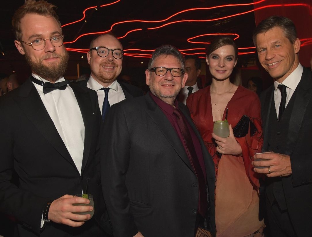 Schon wieder ausgezeichnet: Hildur Guðnadóttir (2. von rechts) gewann mit dem "Joker"-Soundtrack einen Oscar, hier feiert sie noch ihren Grammy-Sieg bei der offiziellen Party der Universal...