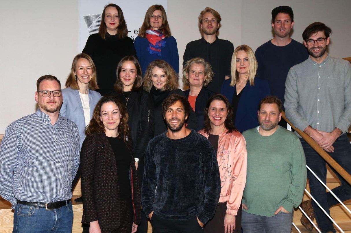 Freuen sich auf die Zusammenarbeit: Max Giesinger (vorn, mitte) mit den Teams von BMG und Gruner + Jahr.