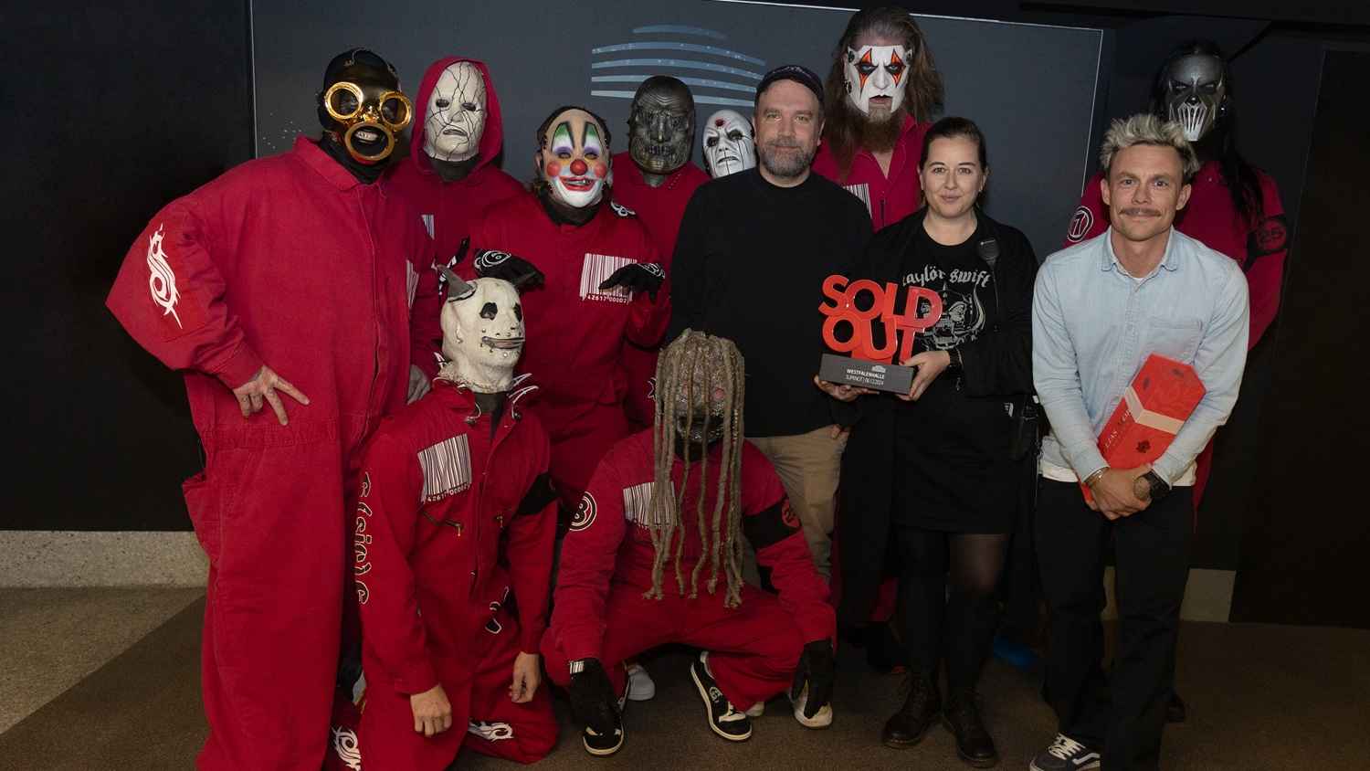 Trafen sich vor der Show zur Übergabe des Awards: Die neunköpfige Band (in Kostümen) und (von links) Matt Schwarz (PRK Dreamhaus), Viktoria Rosenmüller (Westfalenhalle) und Tobias Habla (P...