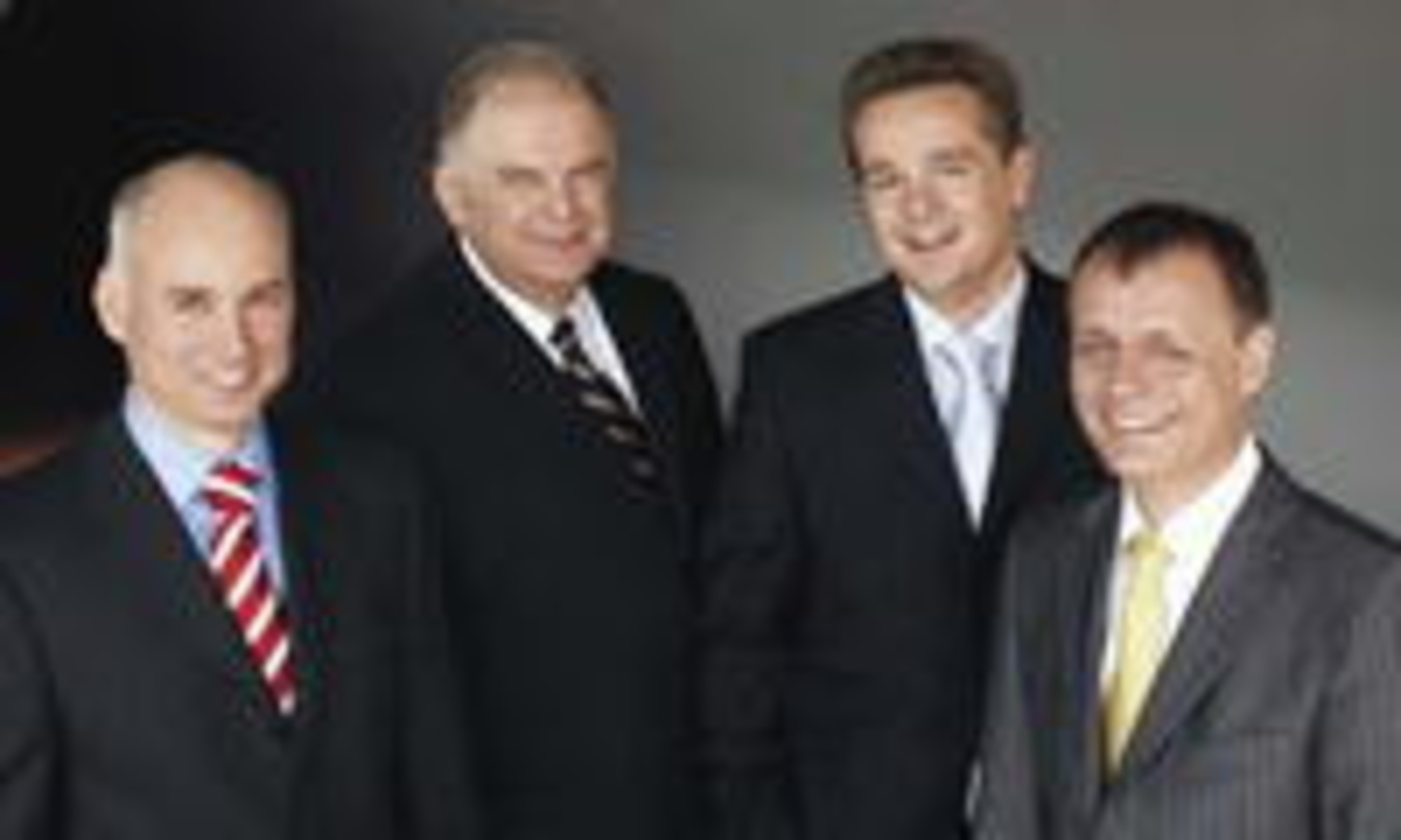 Blickt auf ein erfolgreiches Jahr 2005: die Sennheiser-Unternehmensleitung (v.l.) Dr. Heinrich Esser, Rolf Meyer, Stefan Junker und Volker Bartels
