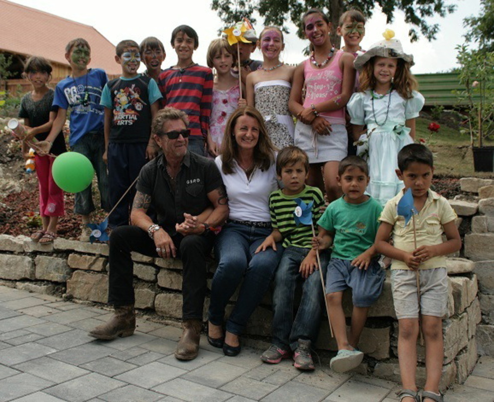Trafen sich beim Tag der Offenen Tür: Peter Maffay und Maria Thon (Geschäftsführerin der BayWa Stiftung) mit Kindern des siebenbürgischen Dorfes Radeln.