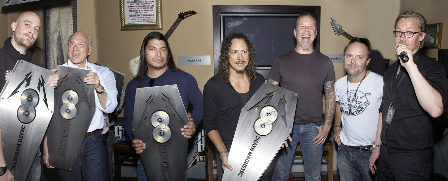 Freuten sich über die stilechten Auszeichnungen: Metallica und Universal