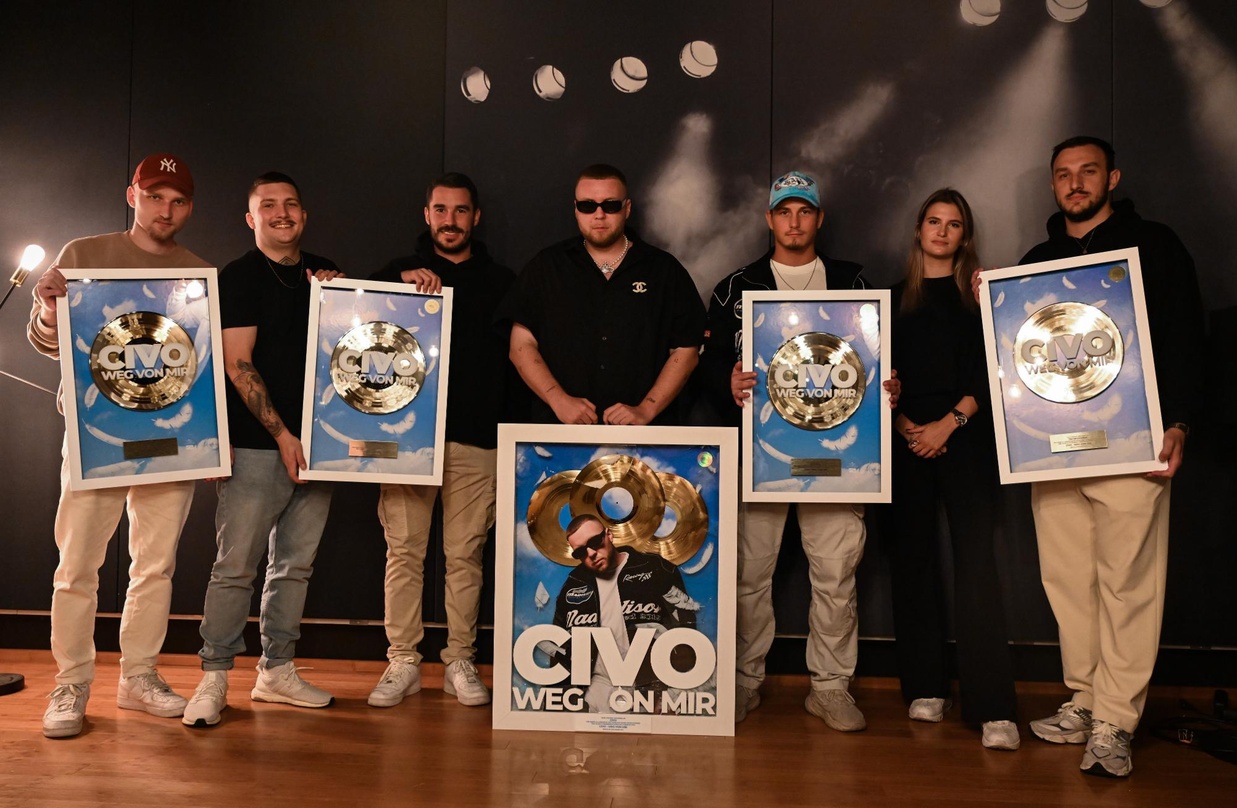 0657a6e5cba8e8dcda05a0aff857cdd6e9dac1f7795849170eb59180eb2bcac1 Gruppenbild mit Gold: Civo (4. von links) und seine Partner:innen