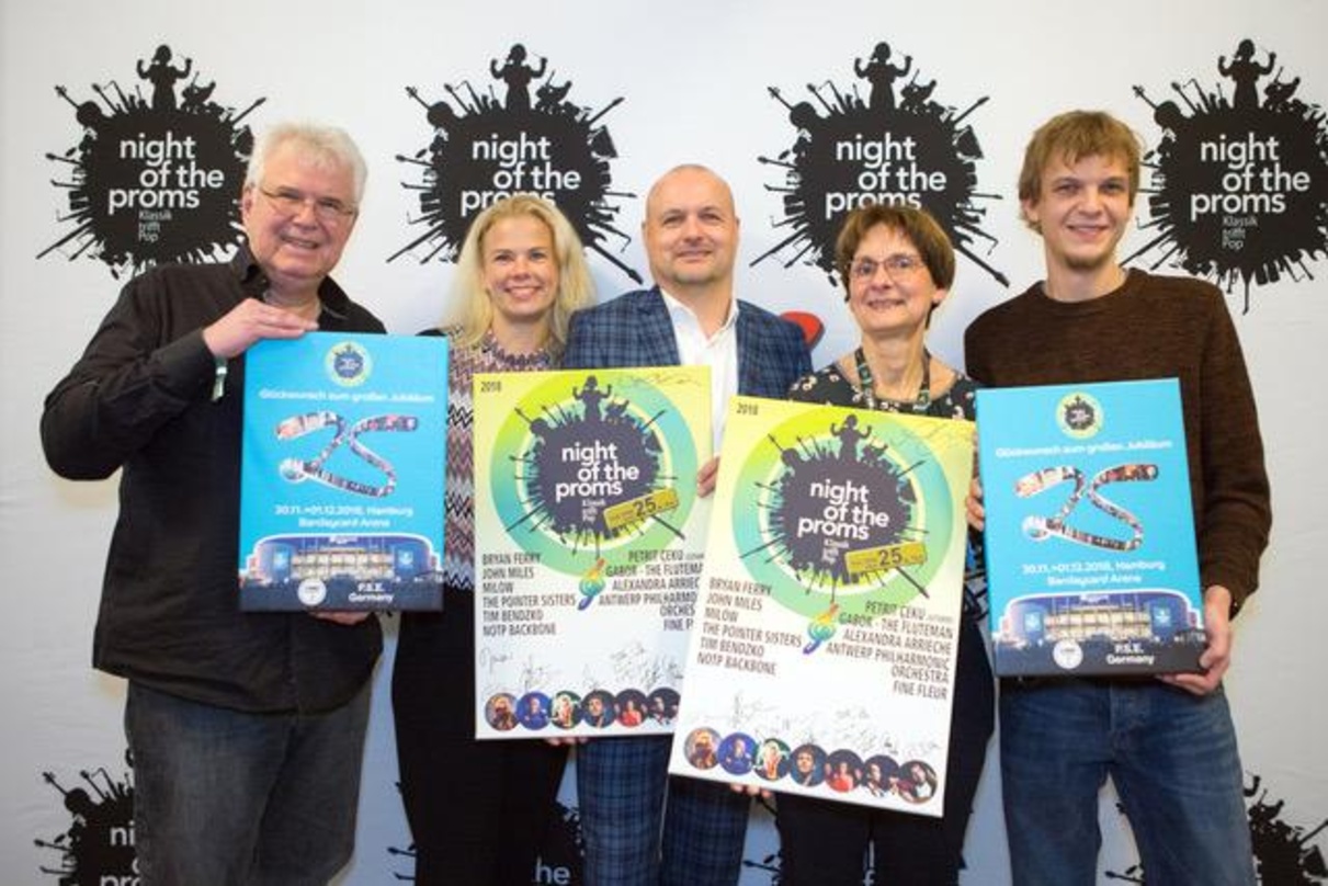 Bei der Verleihung (von links): Dirk Homeyer (Geschäftsführer P.S.E. Germany), Ann-Kristin Schmanns (Director Booking Barclaycard Arena), Steve Schwenkgelenk (General Manager Barclaycard A...