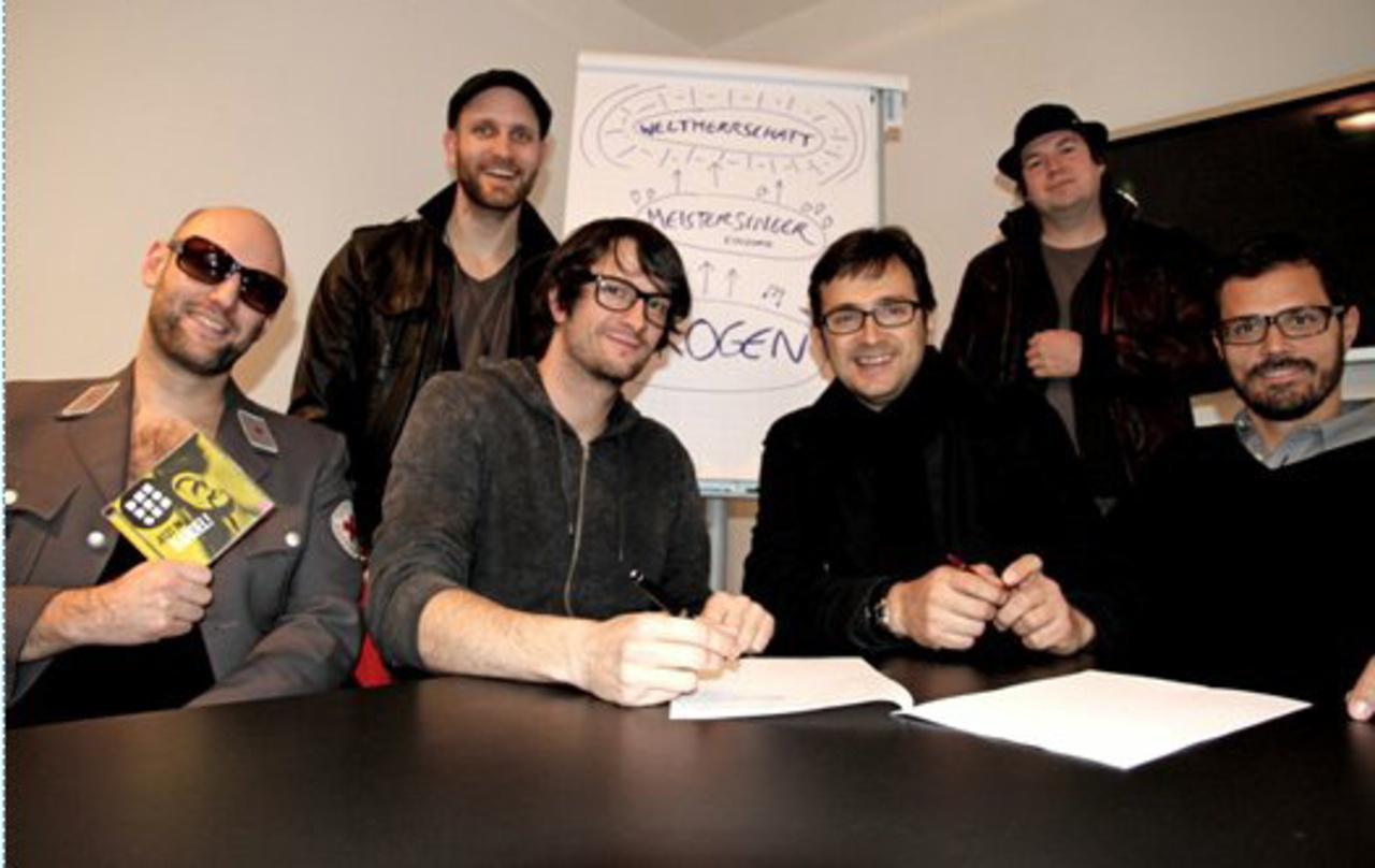 Schmieden zunächst noch Tourpläne für 2011, fassen darüber hinaus aber zumindest auf dem Flip-Chart schon die Weltherrschaft ins Auge (v.l.n.r.): Louis D., David Roge, Hari Bauhofer, Reinh...
