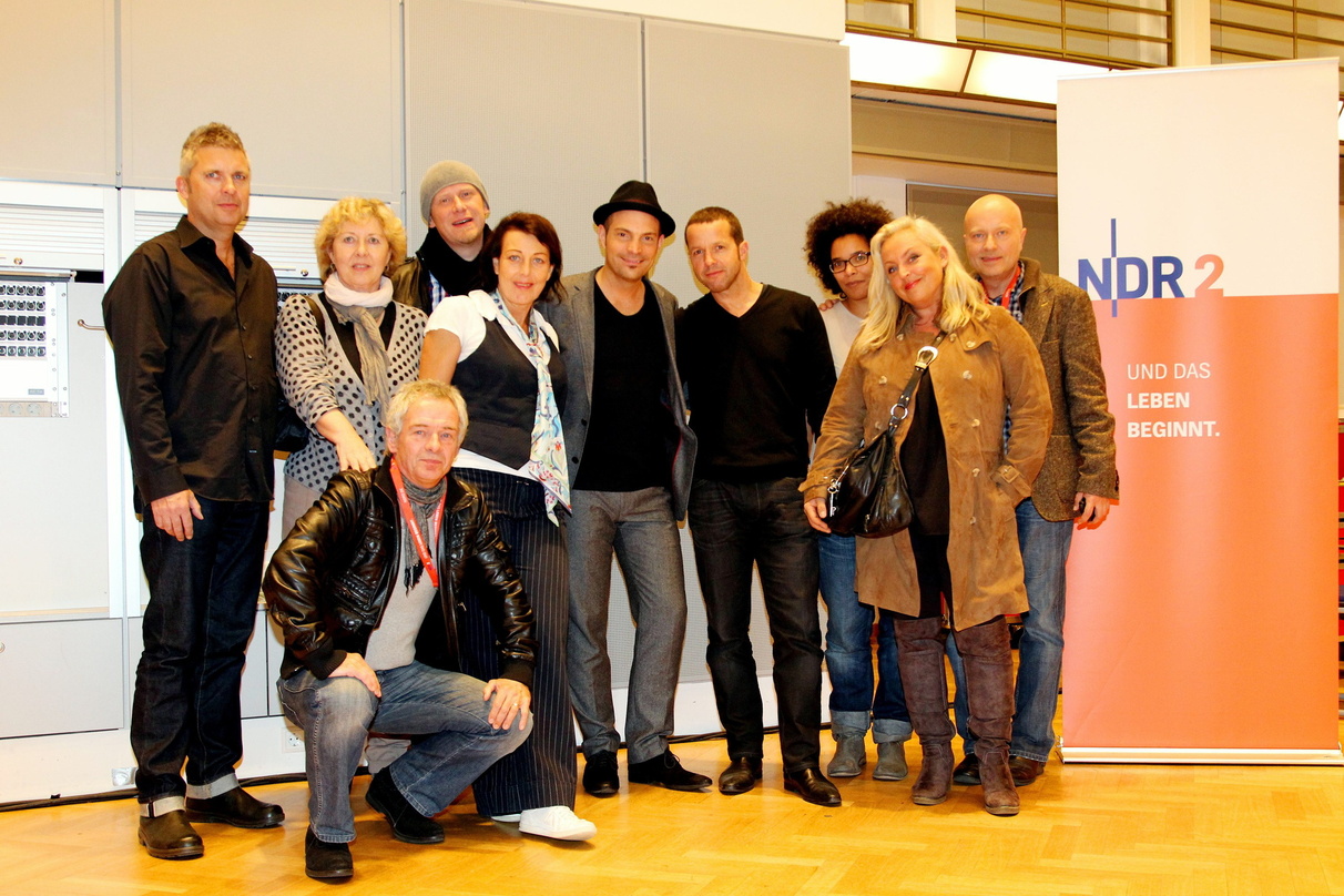 Zelebrierten Konzert und Charts-Einstieg in Hamburg: Roger Cicero und Partner (Bild: Mirko Hannemann)||Feierten gemeinsam (v.l.n.r.): Freddie de Wall und Karin Heinrich (beide: Management ...