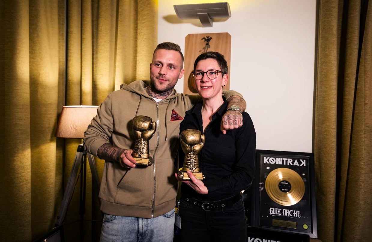 Bei der Übergabe des Awards in Form eines Boxhandschuhs: Kontra K und Sybil Franke (Velomax)