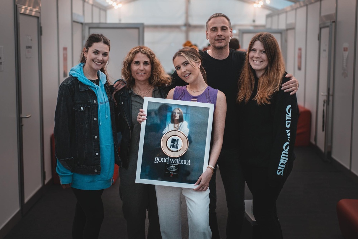 Stolz auf Gold: Mimi Webb (Mitte) und ihr Schweizer Sony-Music-Team