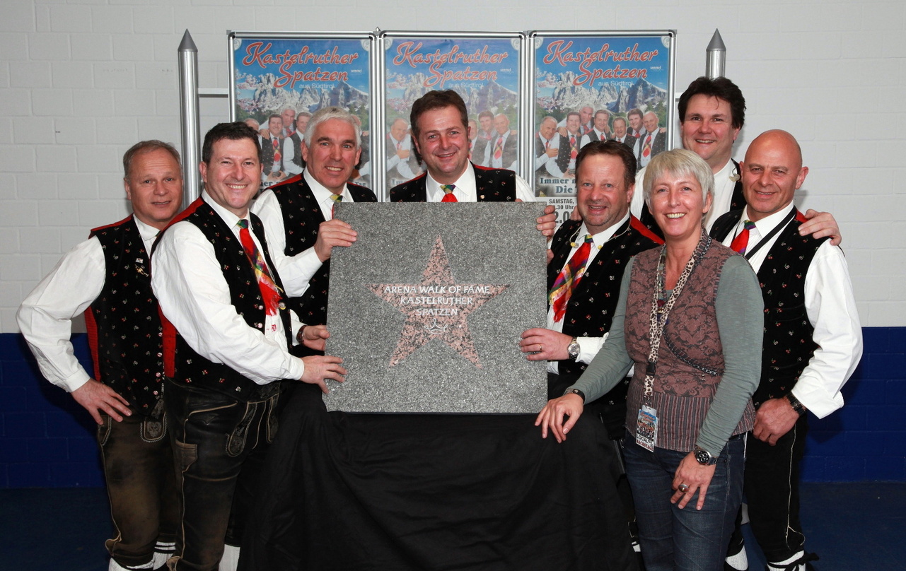 Bei der Übergabe der Plakette für den Walk of Fame: Svenja Behrens (Leiterin Event-Management König-Pilsener-Arena, vorn, r.) mit den Kastelruther Spatzen (v.l.n.r) Karl Heufler, Kurt Dass...
