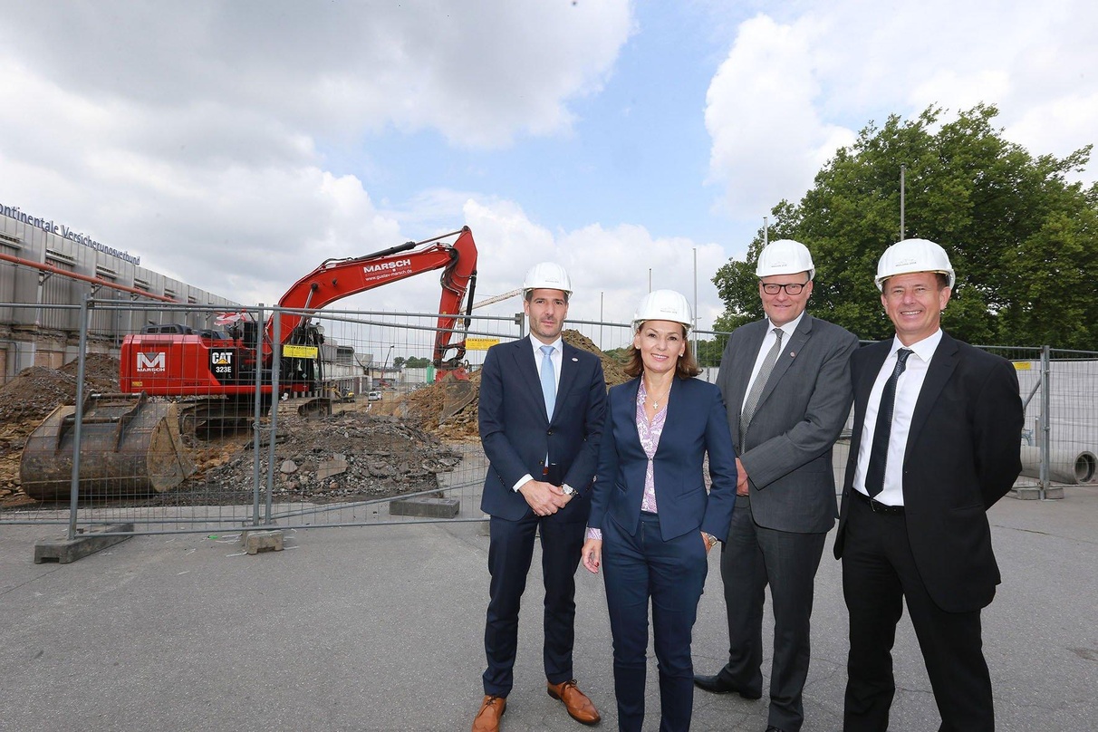 Vereint an der Baustelle (von links): Christian Plothe (Geschäftsführer der Messe Westfalenhallen Dortmund), Sabine Loos (Hauptgeschäftsführerin der Westfalenhallen Dortmund), Frank Weeke ...