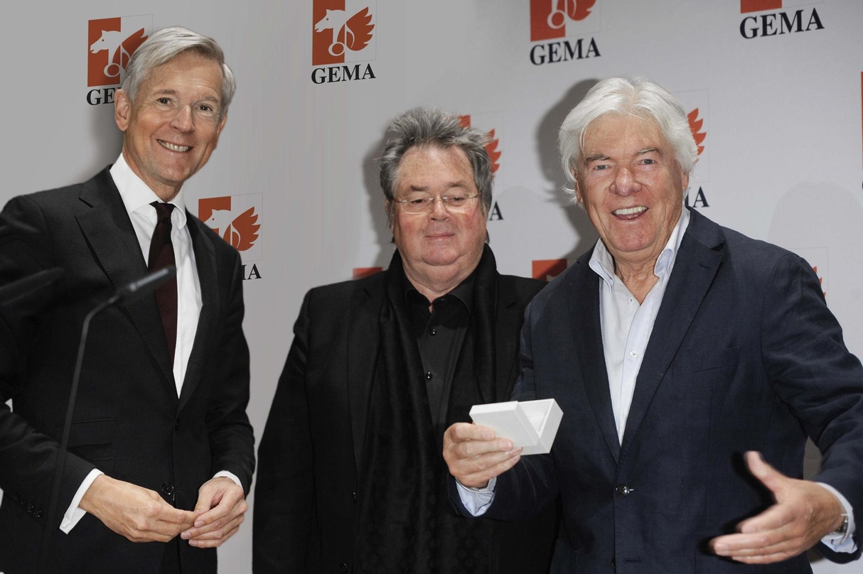 Ausgezeichnet (von links): Der GEMA-Vorstandsvorsitzende Harald Heker, der Aufsichtsratsvorsitzende Enjott Schneider und der Komponist und Jazztrompeter Manfred Schoof, der für seine Leist...