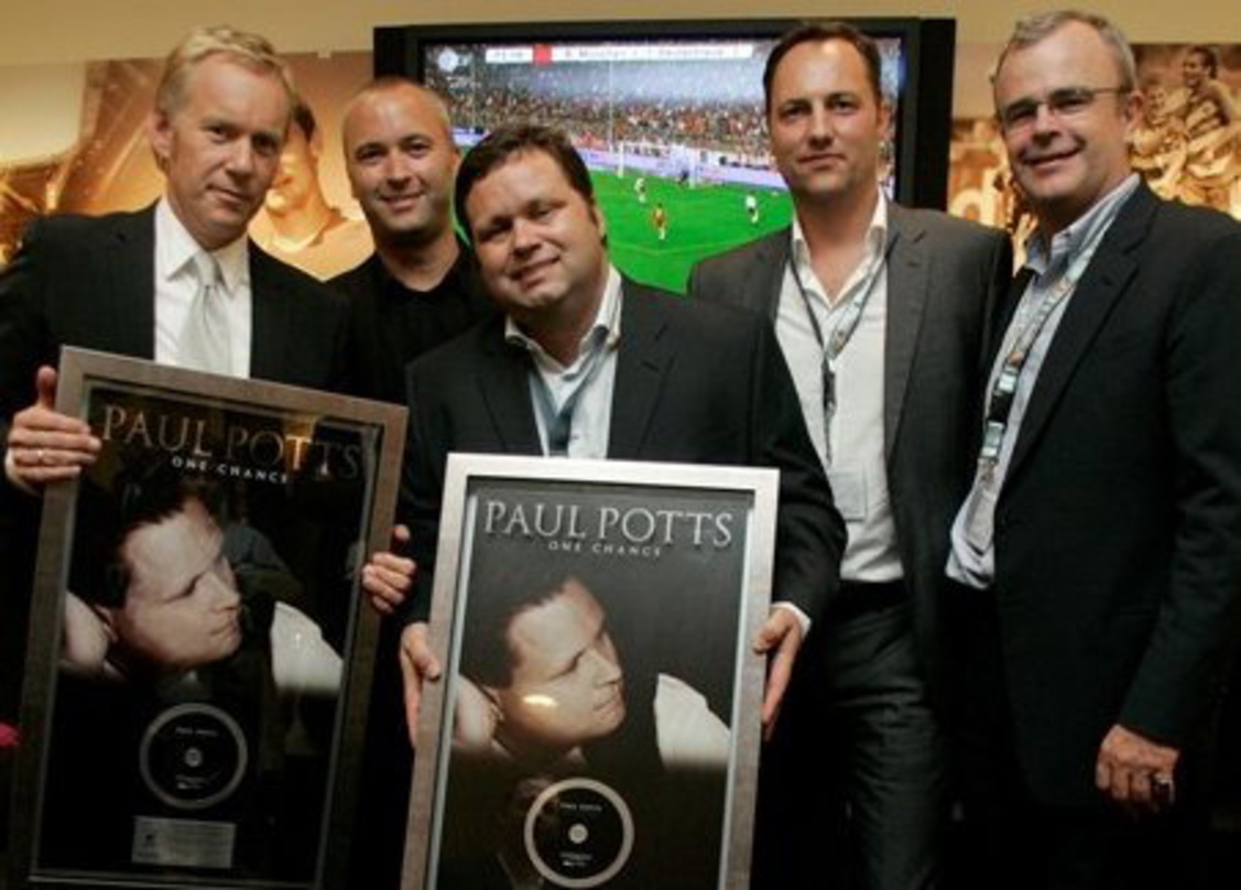 In der Arena dabei (v.l.n.r.): Johannes B. Kerner, {mlbipers.24196.Stefan Goebel|U|T|47050} (Sony BMG), Paul Potts, {mlbipers.20077.Edgar Berger|U|T|40509} (Sony BMG) und Potts-Manager Ric...