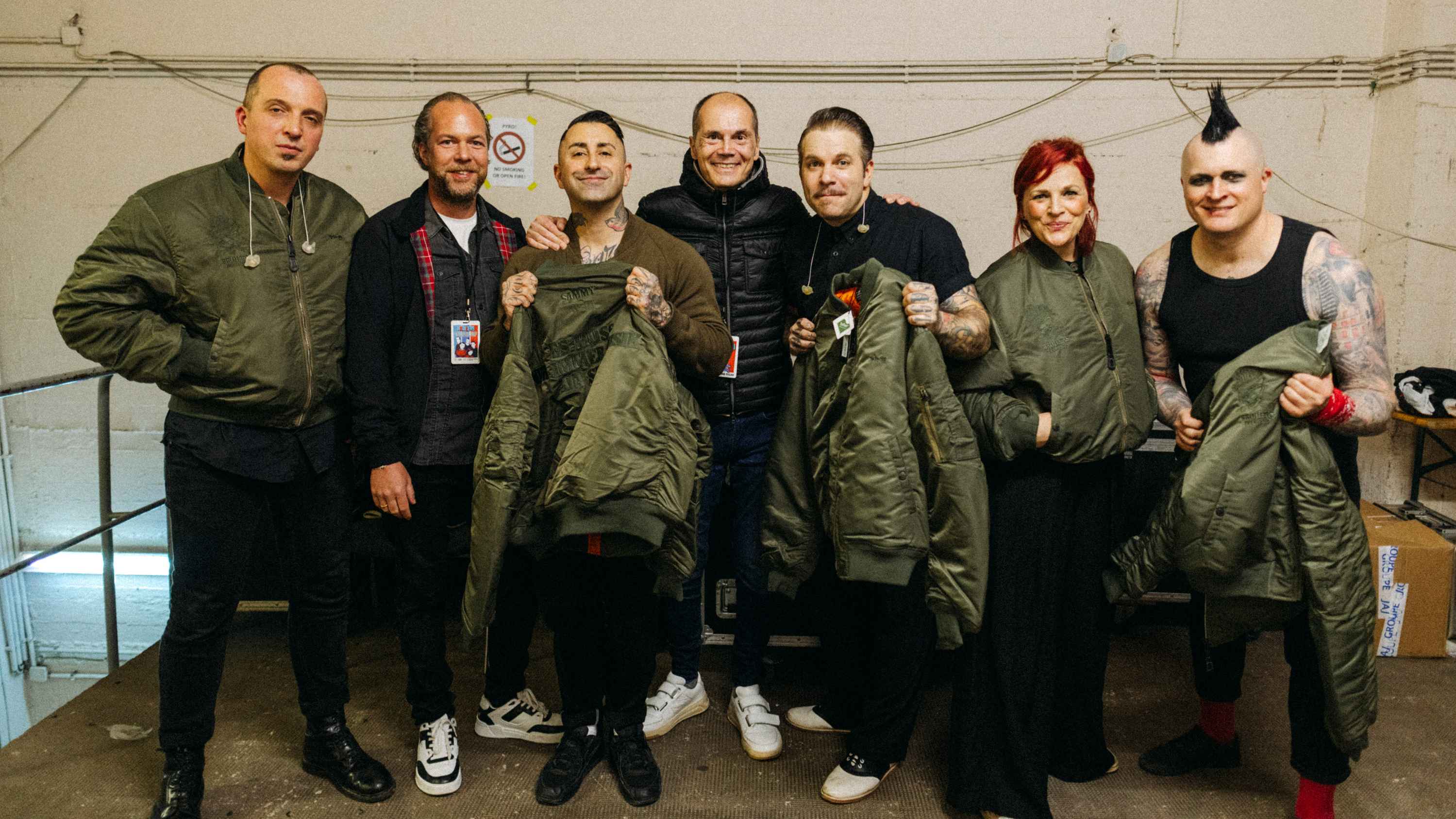 Mit den Präsenten (von links): Chris Kubczak (Broilers), Fabian Drebes (Co-President Warner Music Central Europe), Sammy Amara (Broilers), Marcus Friedheim (Managing Director Warner Music ...