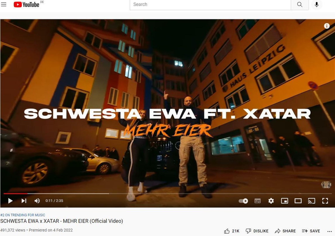 06c77c602761ef5ee2541f245757942a313da8b662f3b9af8b7e2d76176b7c0e "Mehr Eier" von Schwesta Ewa fest. Xatar platzierte sich am Wochenende auf Platz zwei der deutschen YouTube-Musik-Trendcharts