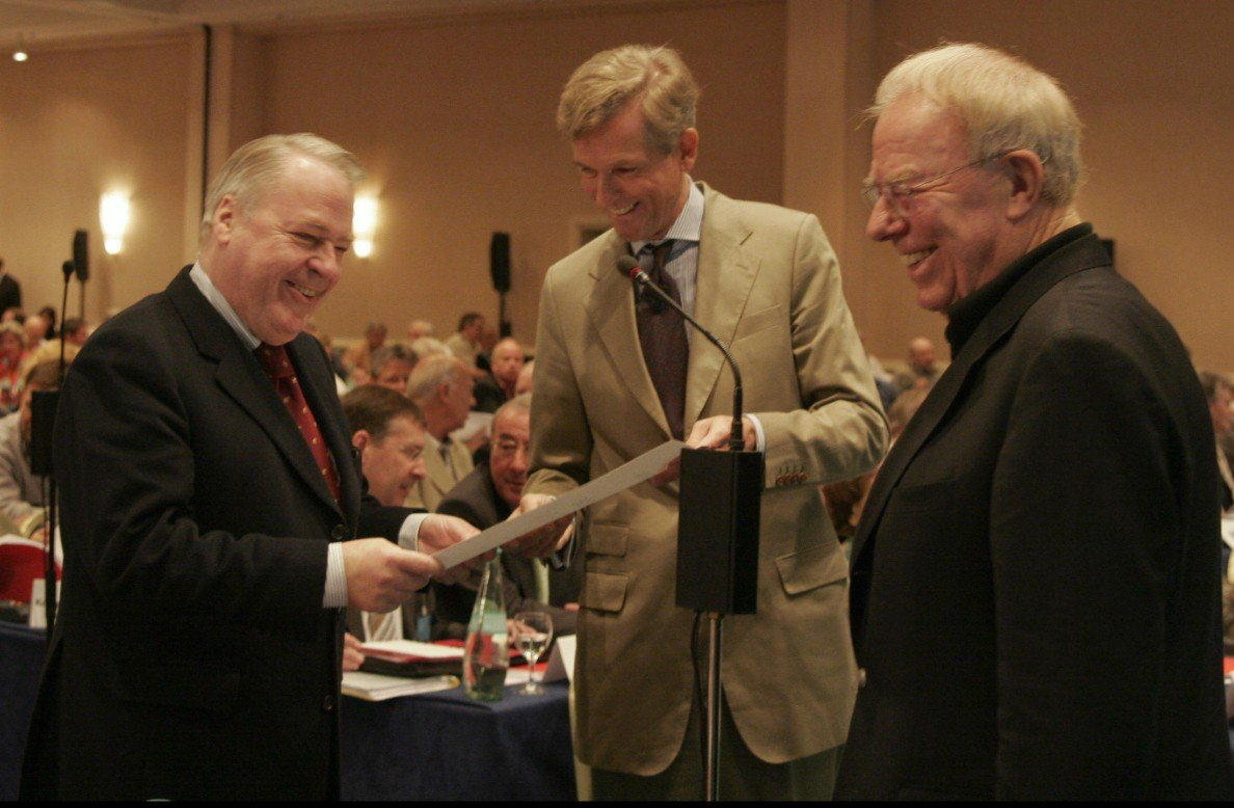 Gratulierten Prof. Michael Karnstedt (l.) zur runden Mitgliedschaft: Dr. Harald Heker (M.) und Christian Bruhn (r.)||Gratulierten Peermusic-Chairman Prof. Michael Karnstedt (l.) zur runden...