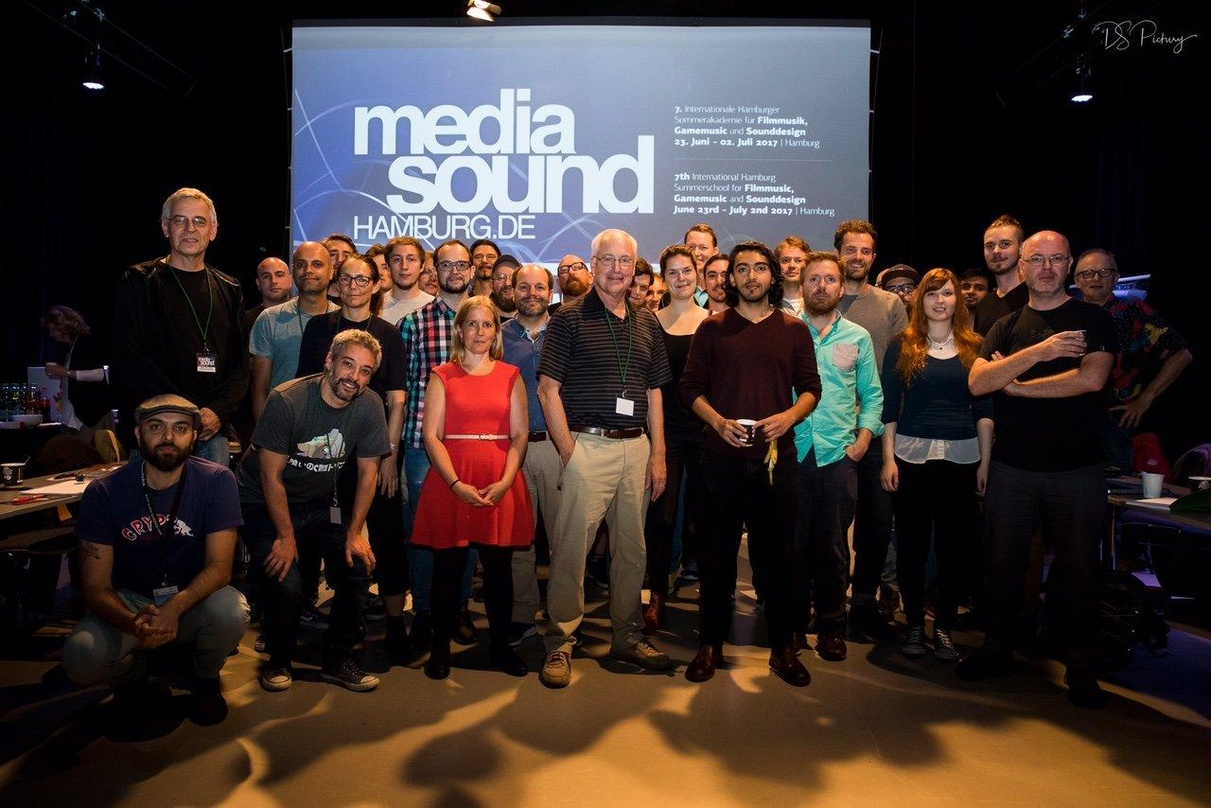 Abschlussbild der Master Class für Sound Design: Ben Burtt (Mitte) mit den Teilnehmern und Initiator Achim Esser-Mamat (stehend, links)