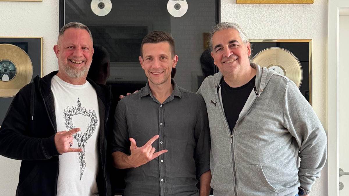 Haben eine Kooperation vereinbart (von links): Marcus Hammer (Nuclear Blast), Michał Warzdała (Mystic Production) und Thomas Hertler (Massacre Records).