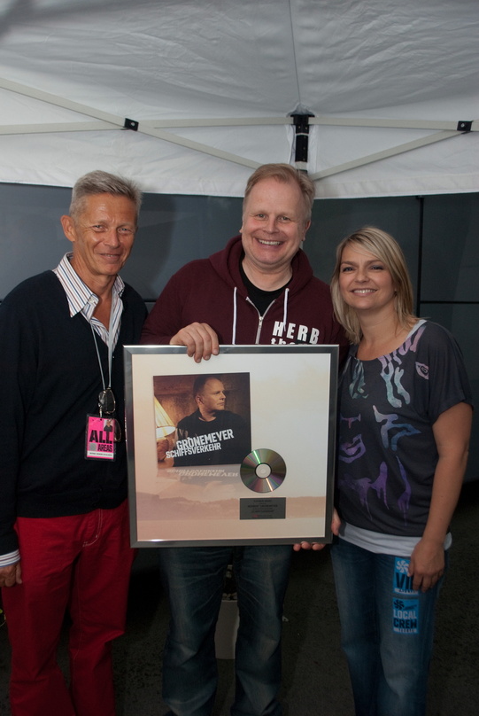 Bei der Platin-Übergabe in Wien: Bernd Rengelshausen (mpc), Herbert Grönemeyer und Dunja Stachl (General Manager EMI Music Austria)