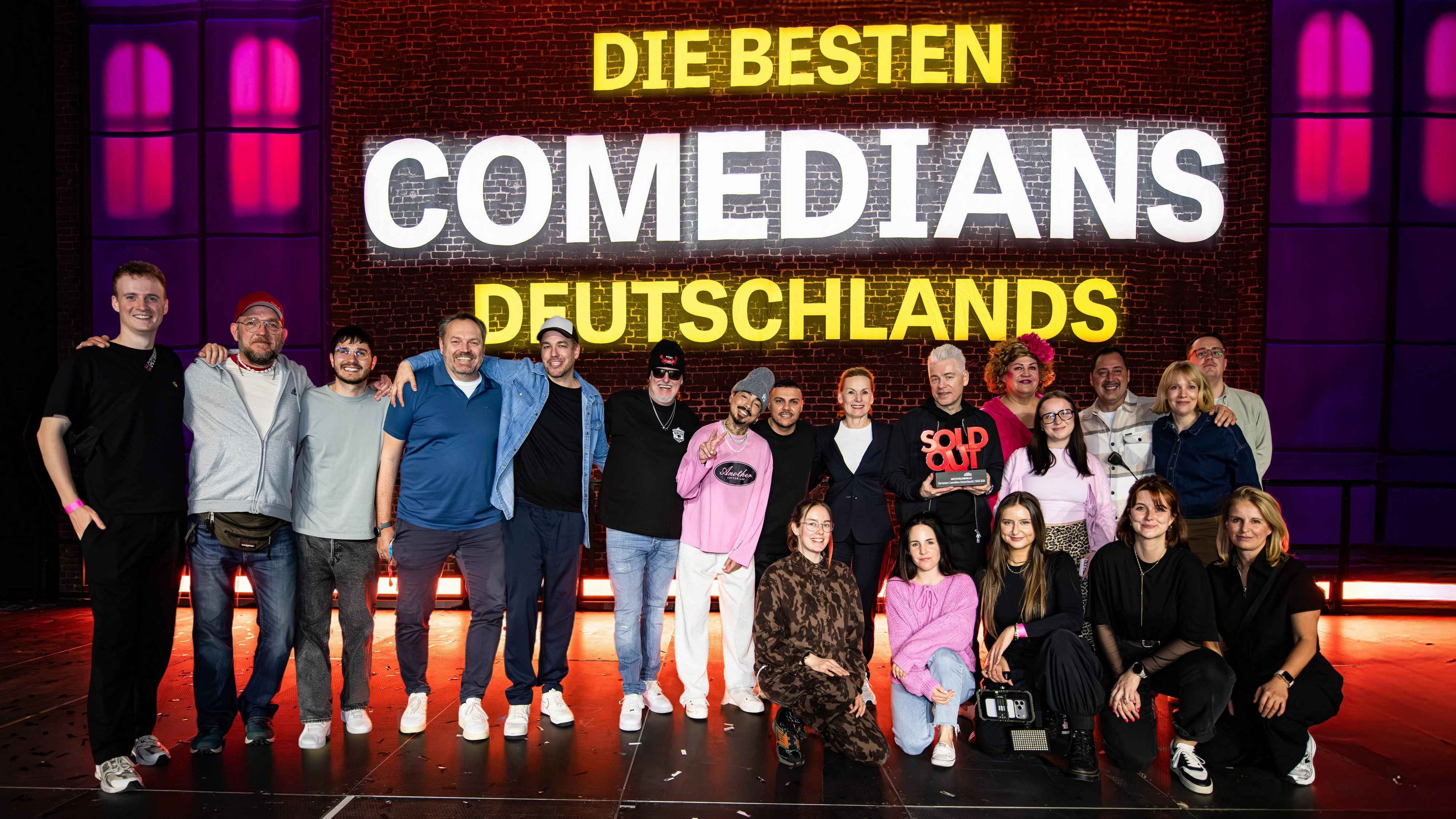070b34a2 e98d 4c77 bd50 6704fd1e99e0 Bei der Premiere: "Die besten Comedians Deutschlands" mit Sabine Loos (hinten, 7. von rechts, Westfalenhalle Dortmund).