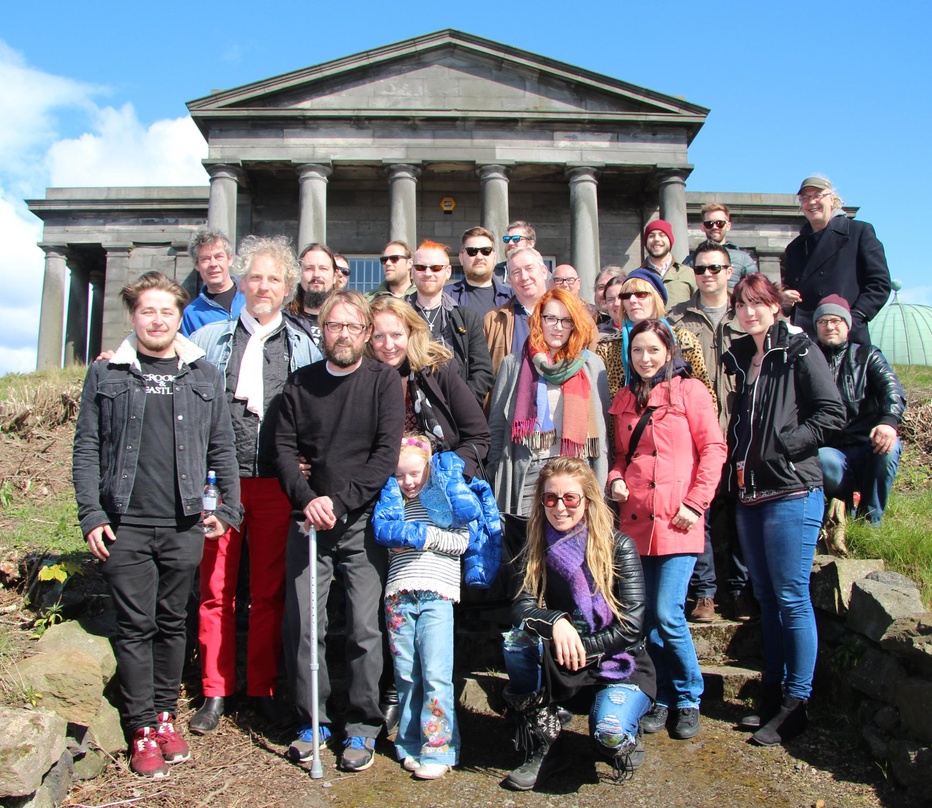Beim Ausflug auf den Calton Hill über Edinburgh: Wide-Days-Fachbesucher mit Martin "Youth" Glover (oben rechts)