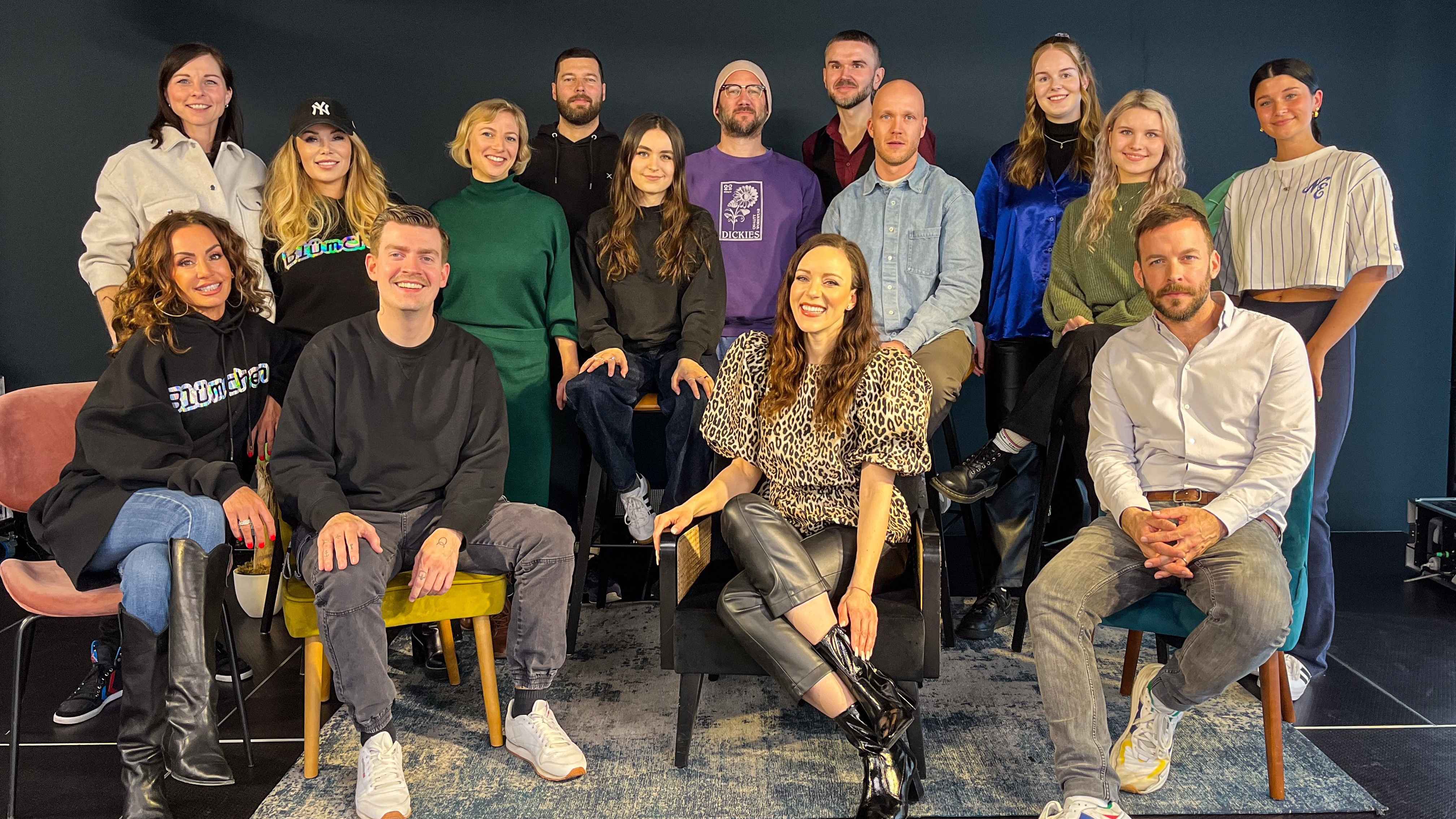 Besiegelten den Deal (hinten, von links): Anika Ölsner (Senior Contract Coordination Manager Universal Music), Britta Friedrich (AB Glanz/Blümchen Management), Marietta Harder (Senior Mana...