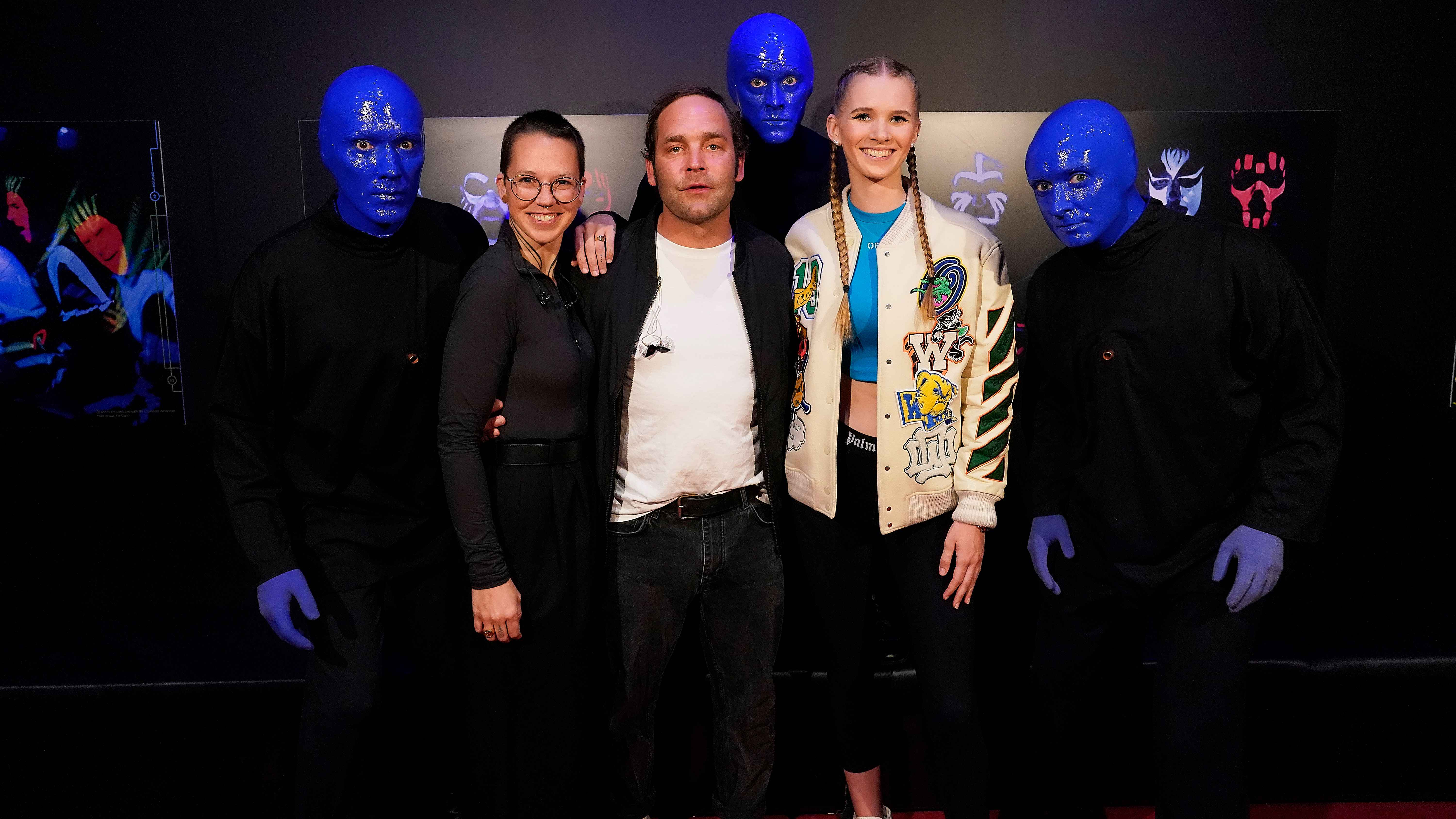 07379e97 1db1 499a 8555 47d67fb2c1b0 Beim Jubiläum in Berlin: die Blue Man Group mit Stefanie Heinzmann (links), Bosse und Lunax.