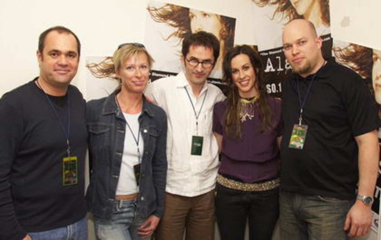 Freuten sich über das Zusammentreffen: Alanis Morissette (2. v.r.) und das Warner-Team