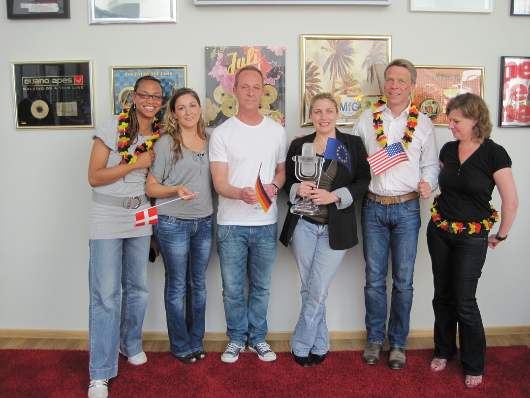Bei einem Empfang in Hamburg gratulierte das Team von EMI Music Publishing Germany Julie Frost und John Gordon (v.l.n.r.): Colette Kabeya (A&R), Bahar Tozman (Vice President A&R), John Gor...