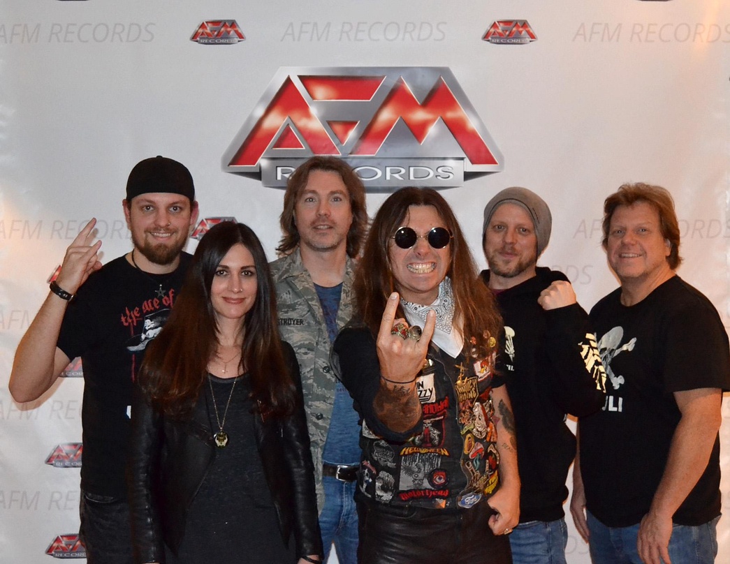 Arbeiten nun zusammen (von links): Sidney Weiß, Anna Walter, Nils Wasko (alle (AFM/Soulfood Music), Jake Wiffen (Dead City Ruins), Chris Klimek (Iron Will) und Jochen Richert (AFM/Soulfood...