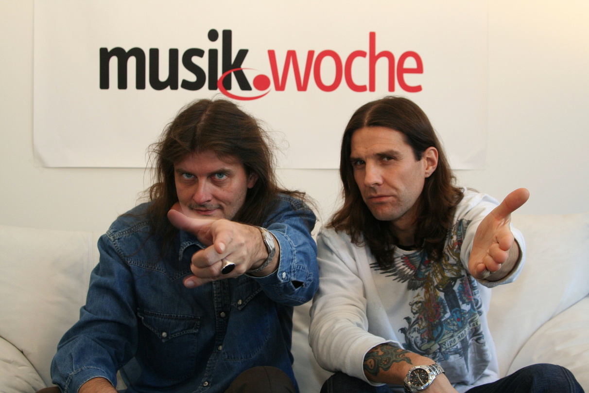 Unterhaltsame Zeitgenossen: Gitarrist Michael "Weiki" Weikath und Schlagzeuger Daniel "Dani" Loeble von Helloween auf der MusikWoche-Couch