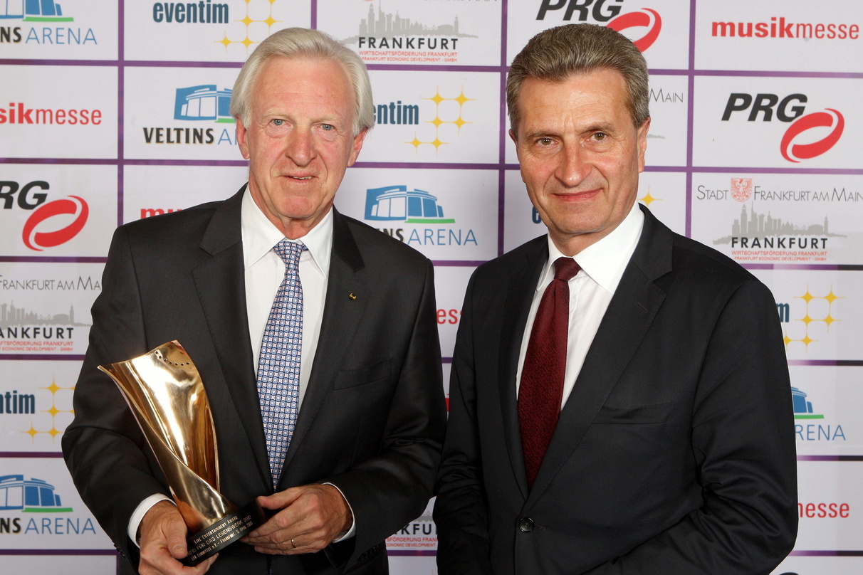 Nahm einen Preis für sein Lebenswerk entgegen: Michael Russ (links) mit EU-Energiekommissar Günther Oettinger