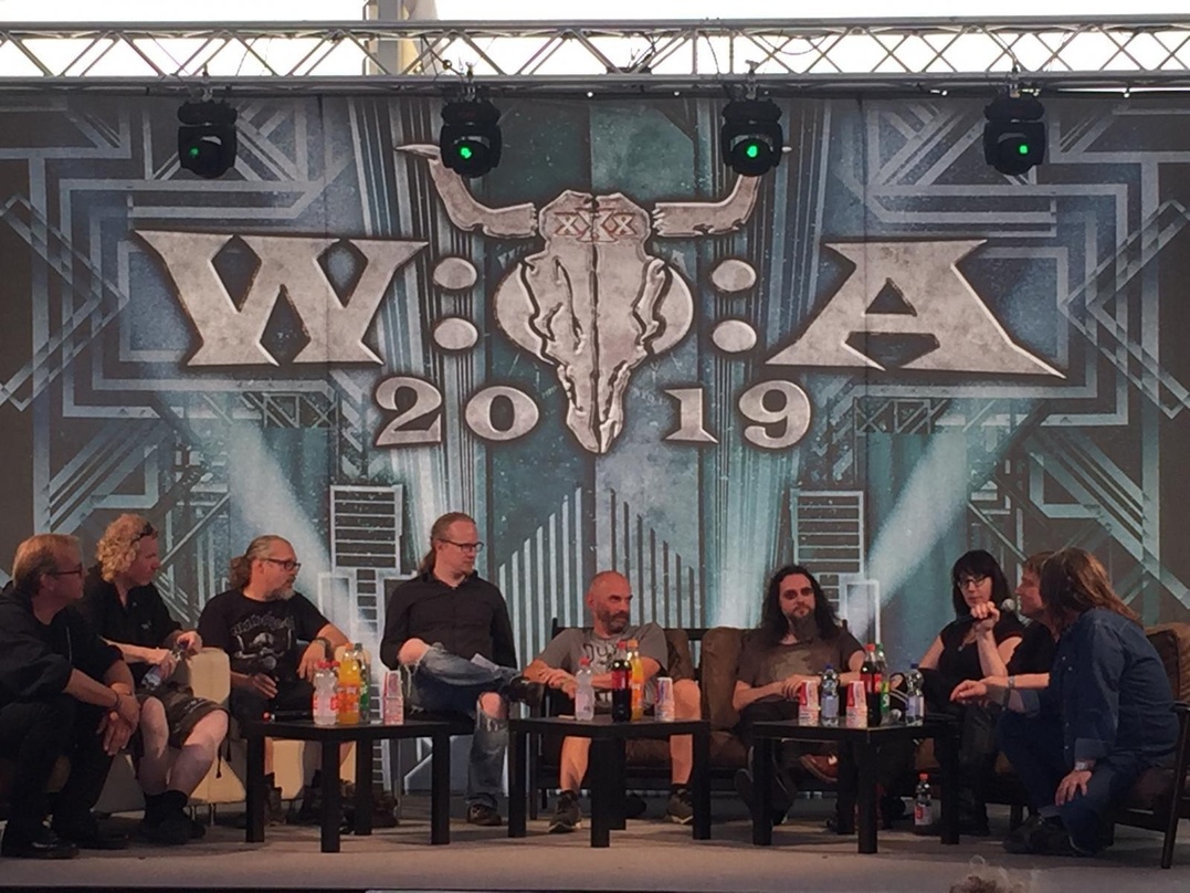 Bei der Pressekonferenz zur Wacken Metal Academy auf dem Podium (von links): Thomas Haack, Holger Hübner, Frank Simoneit, Moderator Christof Leim, Enno Heymann, Robert Klawonn, Silke Homan...