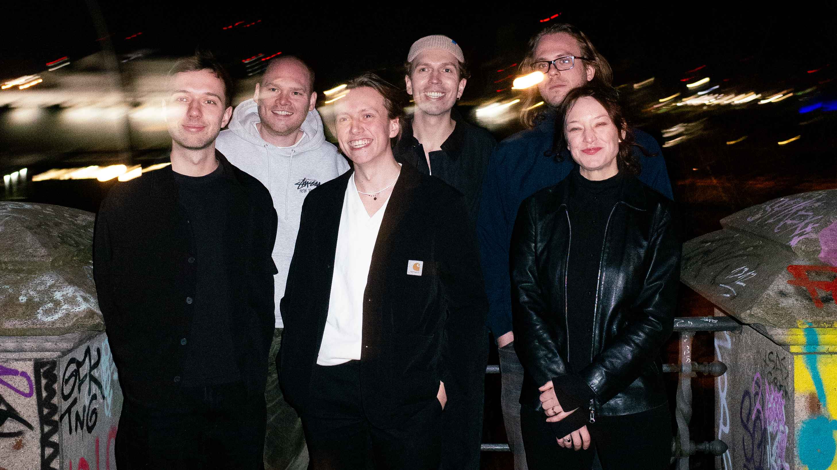 07888fc2 9a00 4175 9837 40f0e7efca54 Arbeiten nun miteinander (von links): Louis-Benedikt Stößel, Marc Johlen (beide BMG), Fredrik, Lukas Menke (Management Øjeblik Entertainment), Lucas Wolf, und Maria Hafner (beide BMG).
