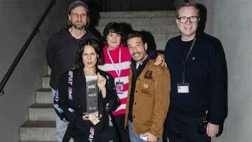07d55066 617b 422b 8893 b942fd19baf2 Bei der Verleihung der Sold Out-Stele der Uber Eats Music Hall (von links): Marco Fleischhauer (Landstreicher Konzerte), Mine, Anna Meyer (Head of Booking Selective Artists) , Dennis Krau...