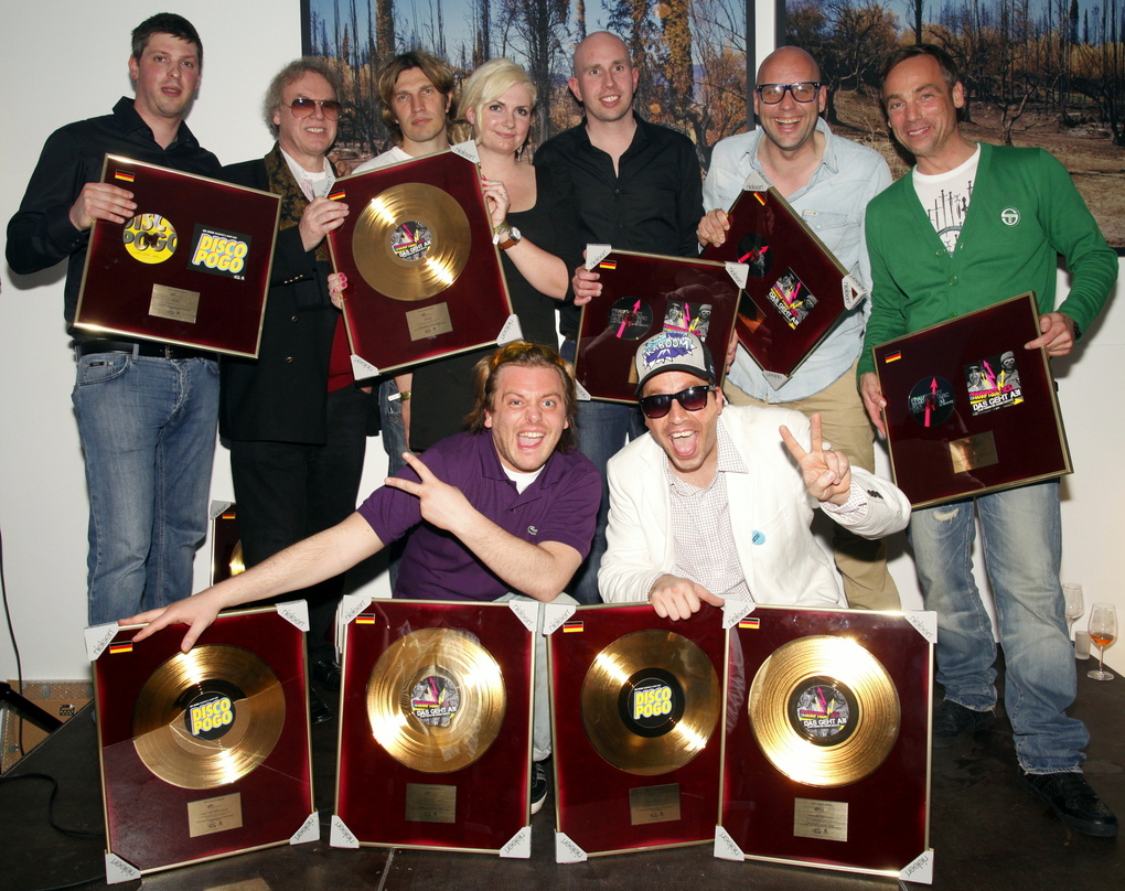 Bei der Gold-Verleihung (hinten, v.l.n.r.): Stephan von Gumpert (Atzen Musik), Hille Hillekamp (Geschäftsführer Jet H Music), Oliver Franke (Geschäftsführer Berlinieros), Anne Glatzel (Hea...