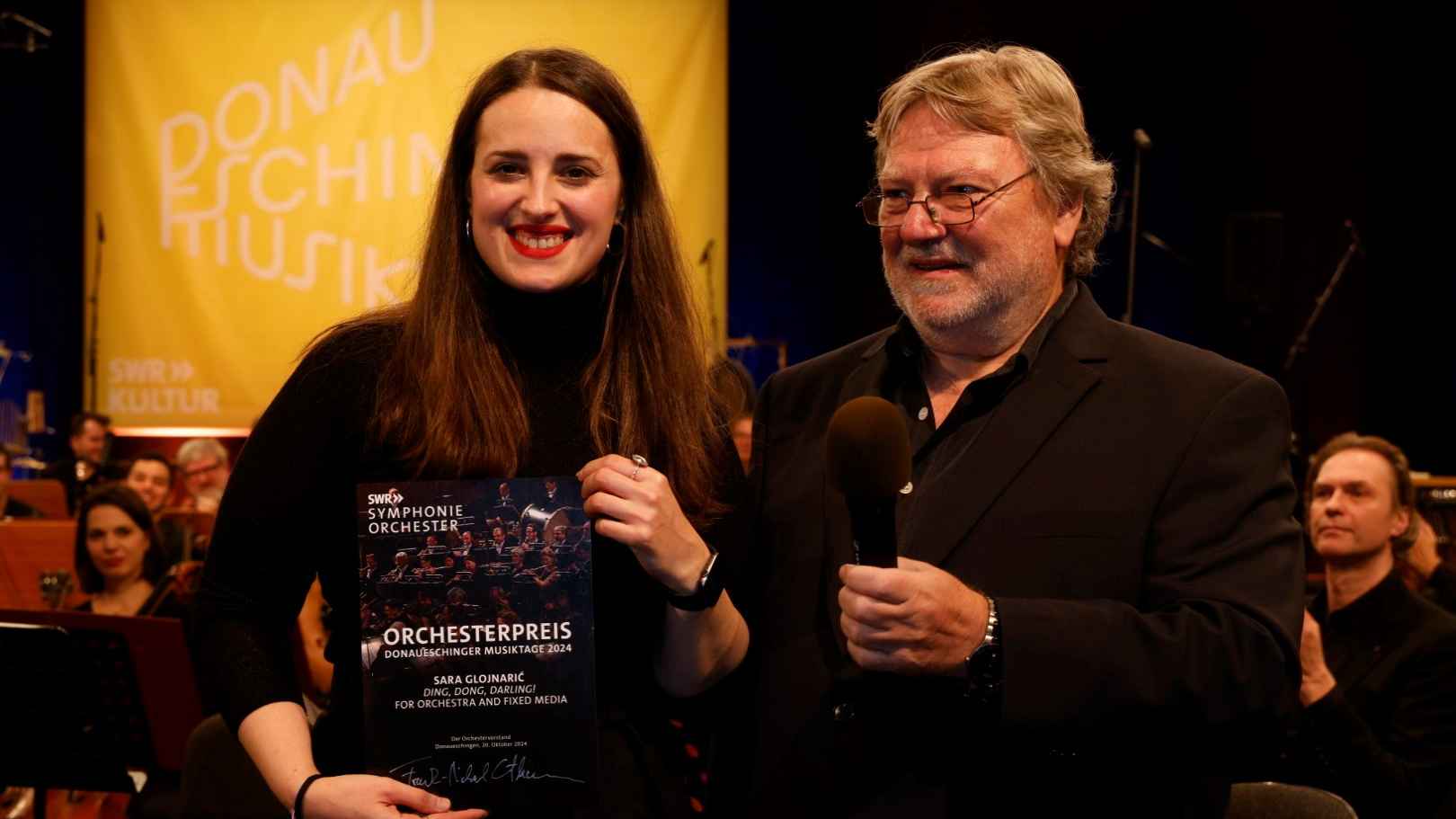 Geehrt: Komponistin Sara Glojnarić (links) erhält den Orchesterpreis des SWR Symphonieorchesters aus den Händen von Solohornist Peter Bromig.