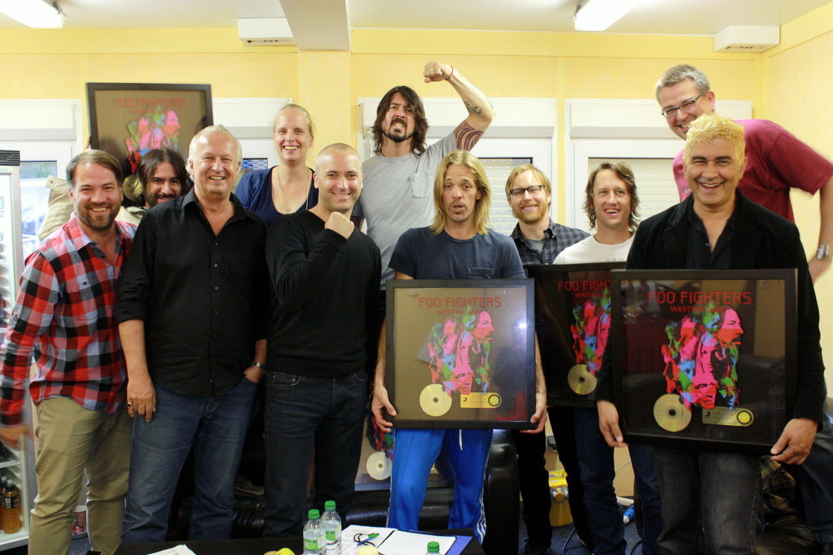 Feierten über 100.000 verkaufte Exemplare von "Wasting Light" in Deutschland (v.l.n.r.) Daniel Kamps, Rami Jaffee, Hanns-Peter Bushoff, Alexandra Falken, Stefan Goebel, Dave Grohl, Taylor ...