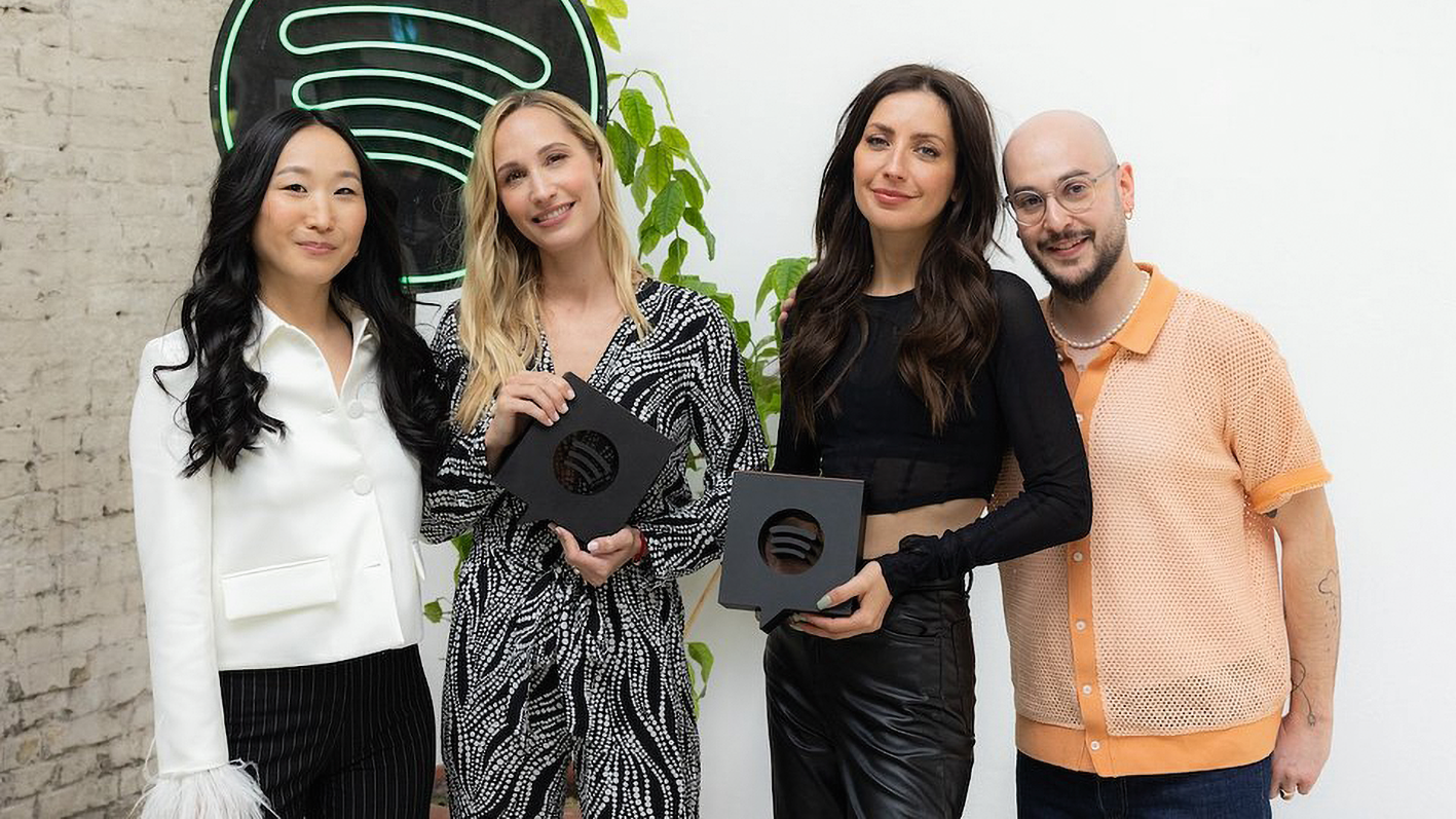 Erhielten einen Bronze Award für über 100 Millionen Spotify-Streams ihres Podcasts "Mordlust": Laura Wohlers (2. von links) und Paulina Krasa (3. von links) mit Saruul Krause-Jentsch (link...