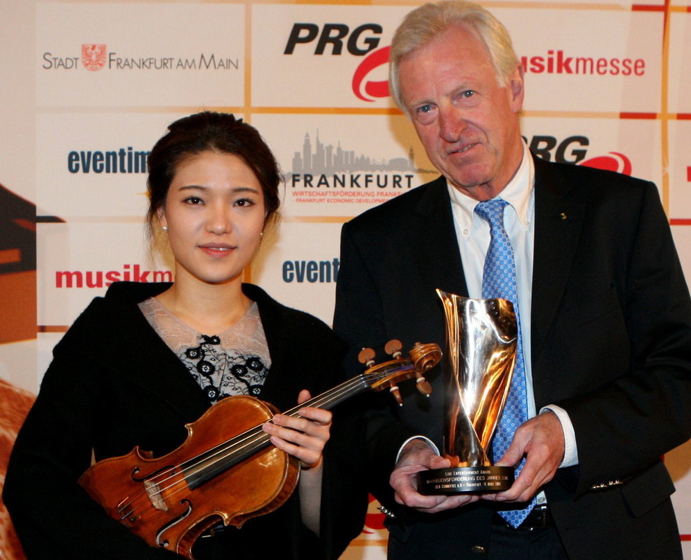 Nahm den ersten LEA-Preis 2014 entgegen: VDKD-Präsident Michael Russ, hier mit Geigerin Ye Eun Choi