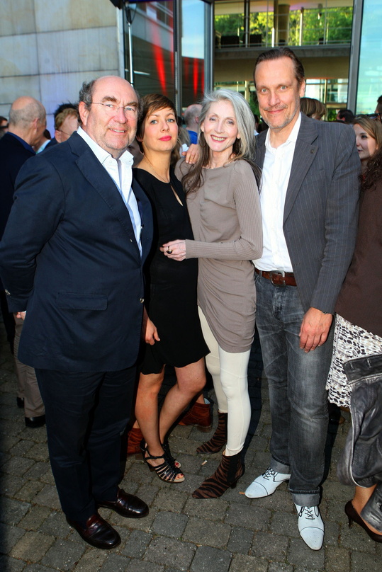 Beim Edel-Sommerfest (von links): Konzernchef Michael Haentjes, Jennifer Kroll (Eden Books), Model Eveline Hall und General Manager Bernd Hocke