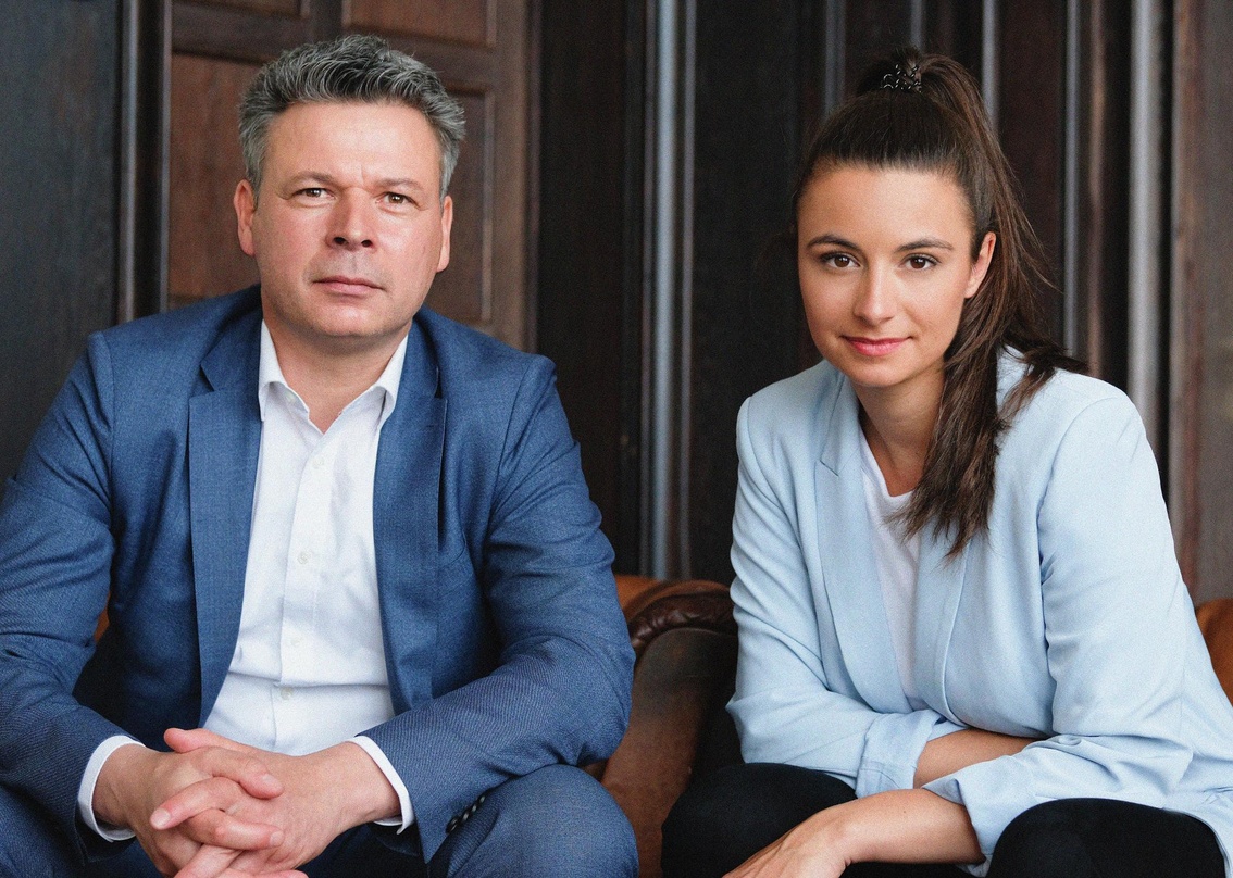 Sprechen bei "Macht & Millionen" über Wirtschaftskriminalität: die Podcasts-Gastgeber Solveig Gode und Kayhan Özgenc