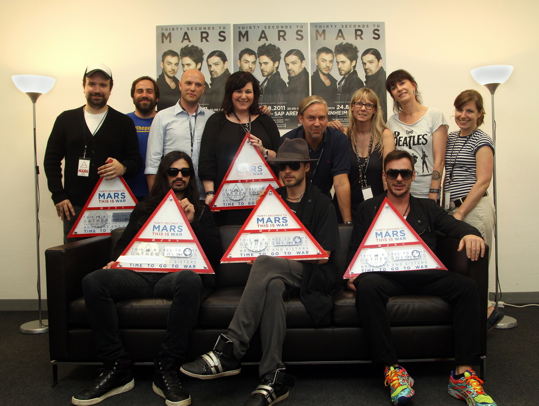 Bei der Edelmetallverleihung in Mannheim mit dabei: Die Bandmitglieder von an 30 Seconds To Mars (vorn) und ihr EMI- und MLK-Team||Bei der Edelmetallverleihung an 30 Seconds To Mars in Man...