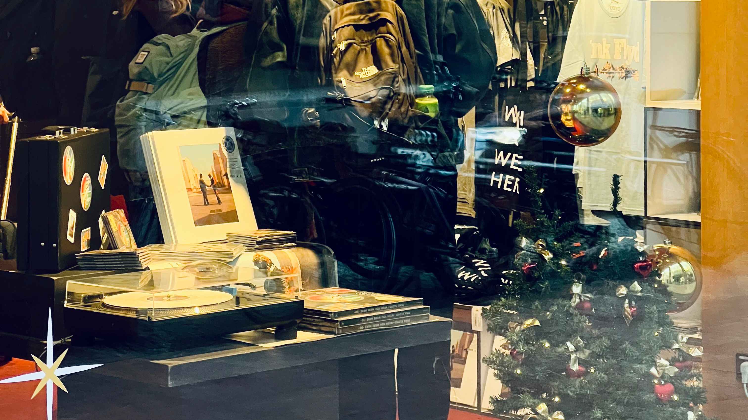 Bietet Merch-Artikel von Pink Floyd an: der Pop-Up-Store in Dussmann das Kulturkaufhaus.