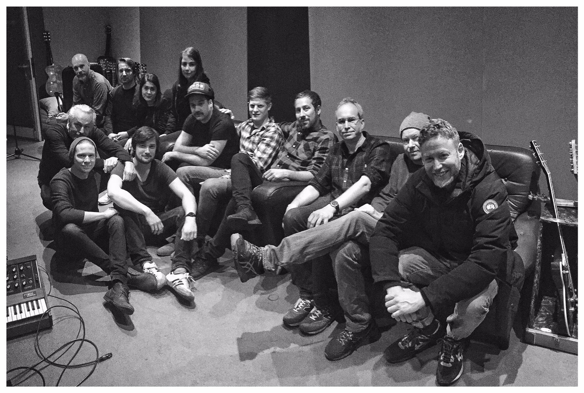 Machen jetzt gemeinsam Brett: das Team von Chimperator Productions und die Band Brett in den Home Studios Hamburg (hinten, von links): Tim Wermeling (Label Manager & Head of Marketing Roug...